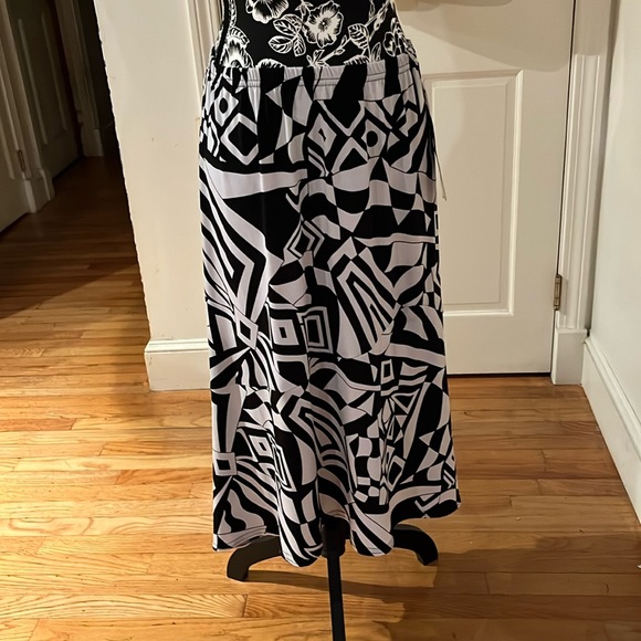 NEW YORK CITY DESIGN & CO size medium black & white long skirt side slit - Picture 1 of 15